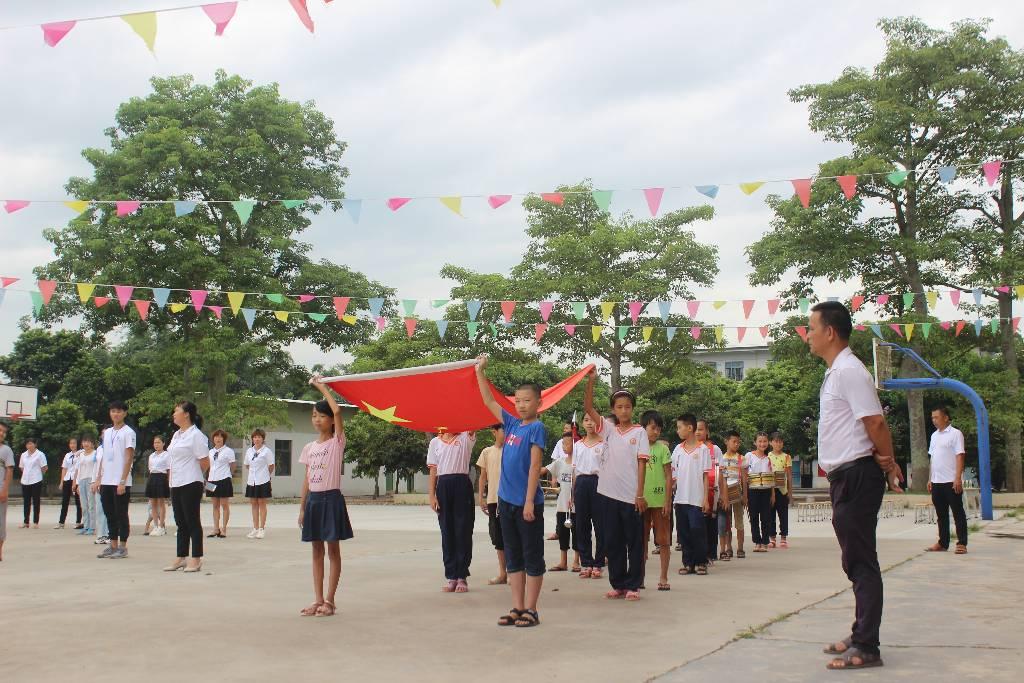 启动仪式前，“纸鸢”社会实践队全体成员与冷水小学师生参加升旗仪式。