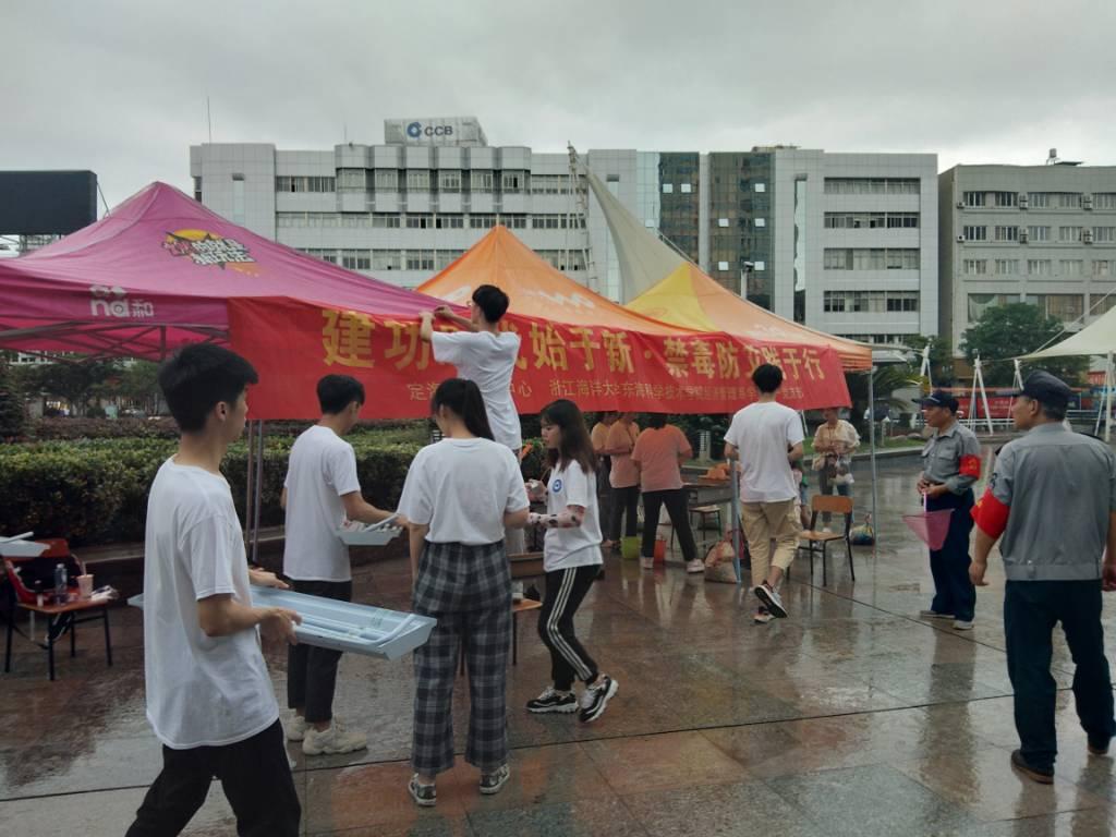 在文化广场上，调研团齐心协力搭建义卖会场。浙江海洋大学东海科学技术学院 董焕 提供