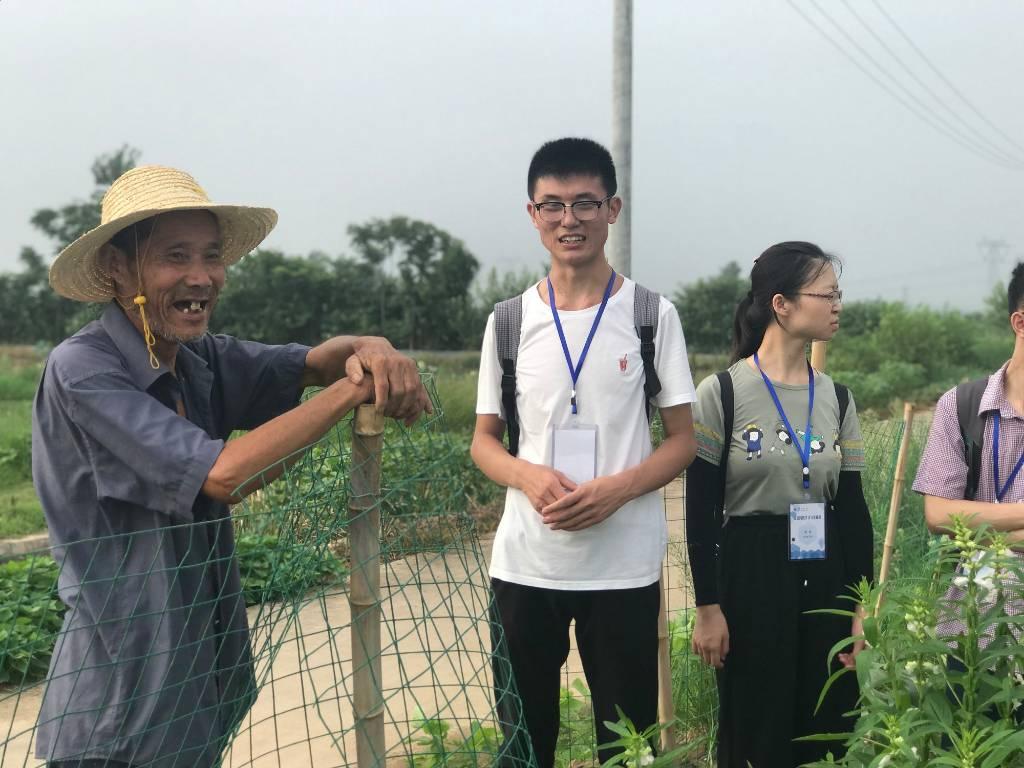 采访经营着近十亩虾稻共作地的刘爷爷。刘爷爷年过七十，每月领取低保和移民金， 妻子和儿子儿媳都往城里打工，一人留守柳山湖镇。但是刘老对如今生活很满意，感觉老年生活很自由。