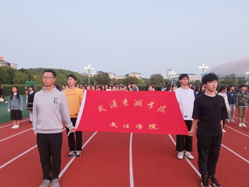 图为文法学院方阵的四位旗手