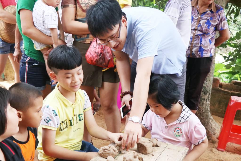 团队指导老师 侯海玉 中共党员 艺术系学生党支部书记