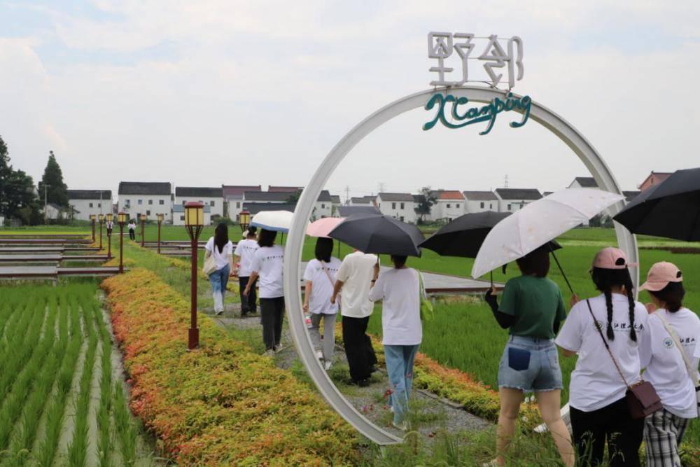 实践团队考察红菱村