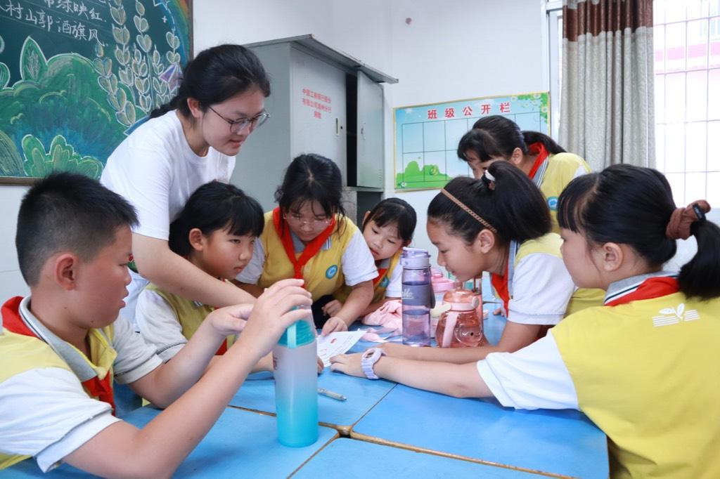 图为小朋友赢得游戏后获得章印的场景。集美大学青春沃土实践队队员 沈景仪 供图