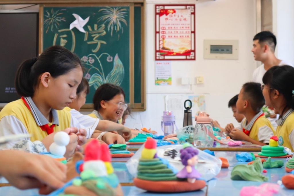 图为孩子们认真创作作品的场景。集美大学“青春沃土”实践队队员 沈景仪 供图