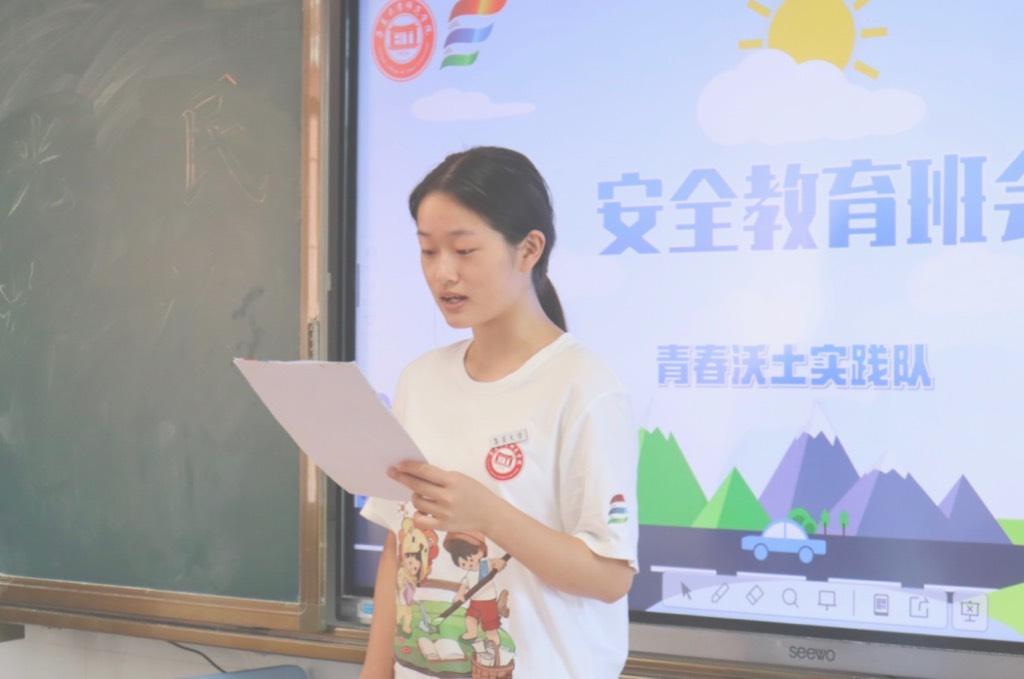 图为实践队队员介绍有关安全的注意事项。集美大学“青春沃土”实践队队员 沈景仪 供图