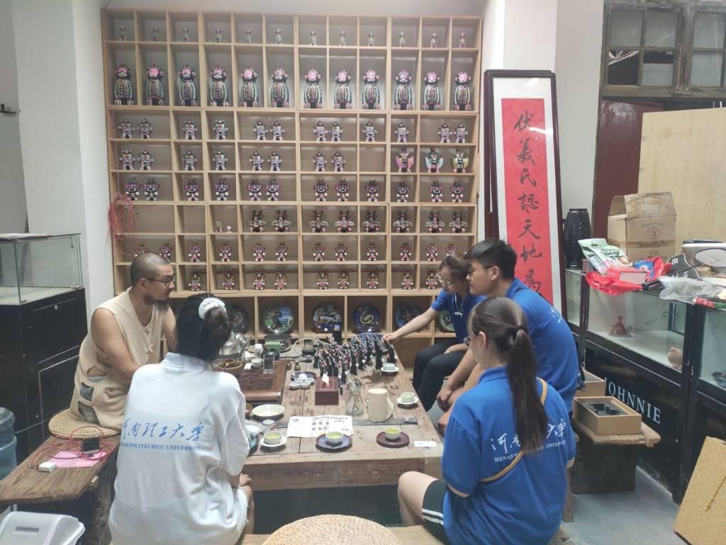 图为邵波老师在给实践队员讲解泥泥狗的起源以及发展面临着困境。 雷旭冉 摄