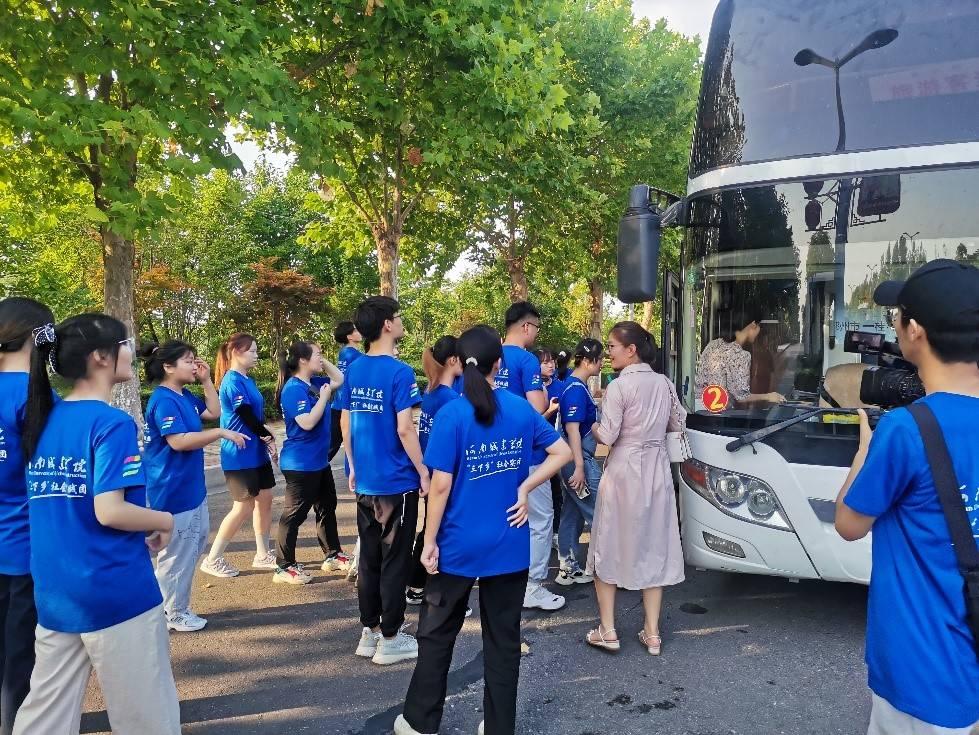 图为老师组织志愿者们前往三下乡目的地。大学生网报通讯员 武康新 供图