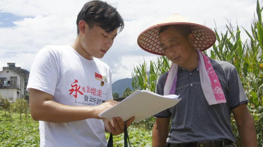 图为团队成员采访种植户的收成状况